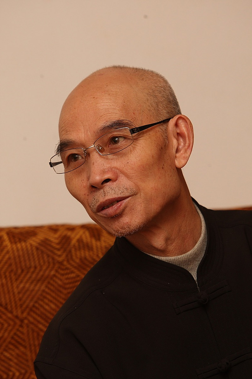 在巴蜀地区的演艺圈中李伯清是一位备受欢迎的笑星他的表演风格独特