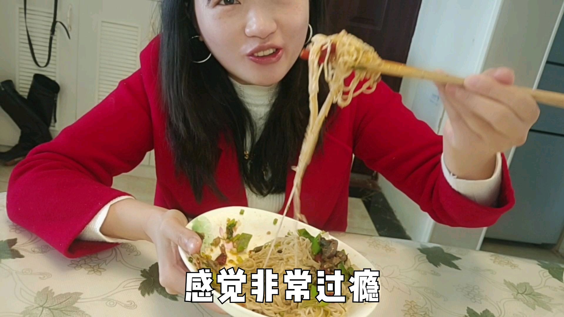 泡椒鸡杂,拌面条酸辣可口!荷叶吃了一大碗,完全不顾会不会长胖