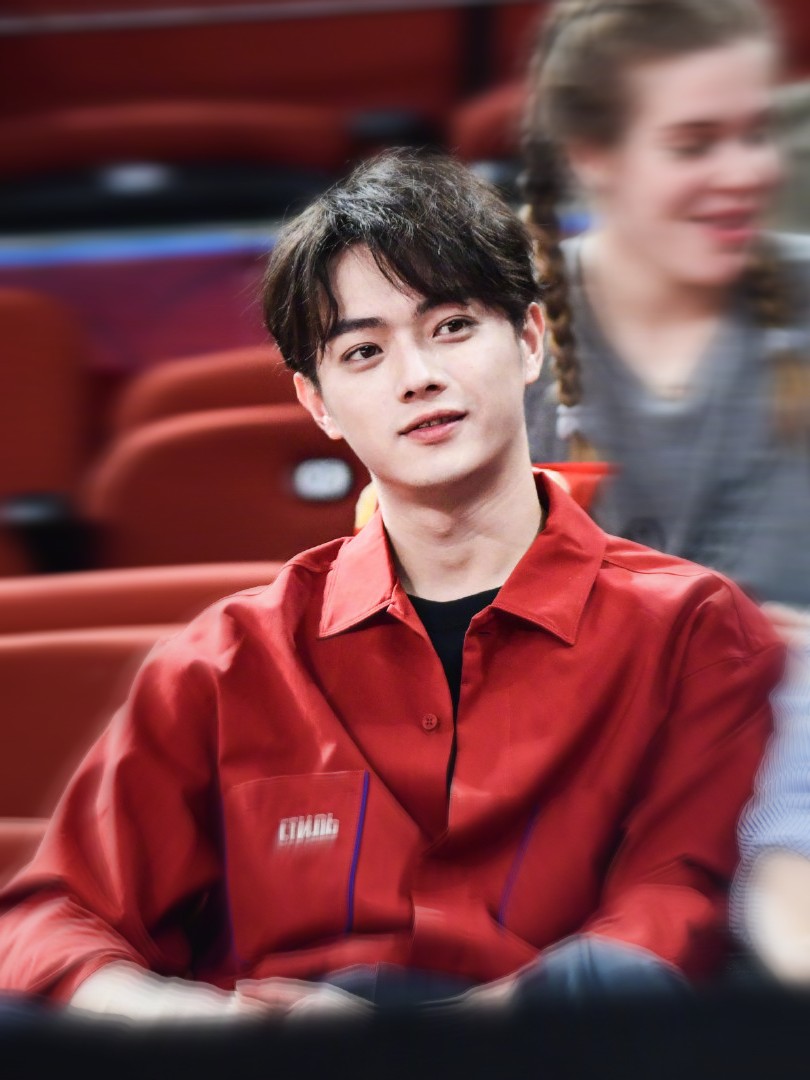 152斤许凯现身中国男篮,穿红色衬衫帅气十足,胖了都这么帅!