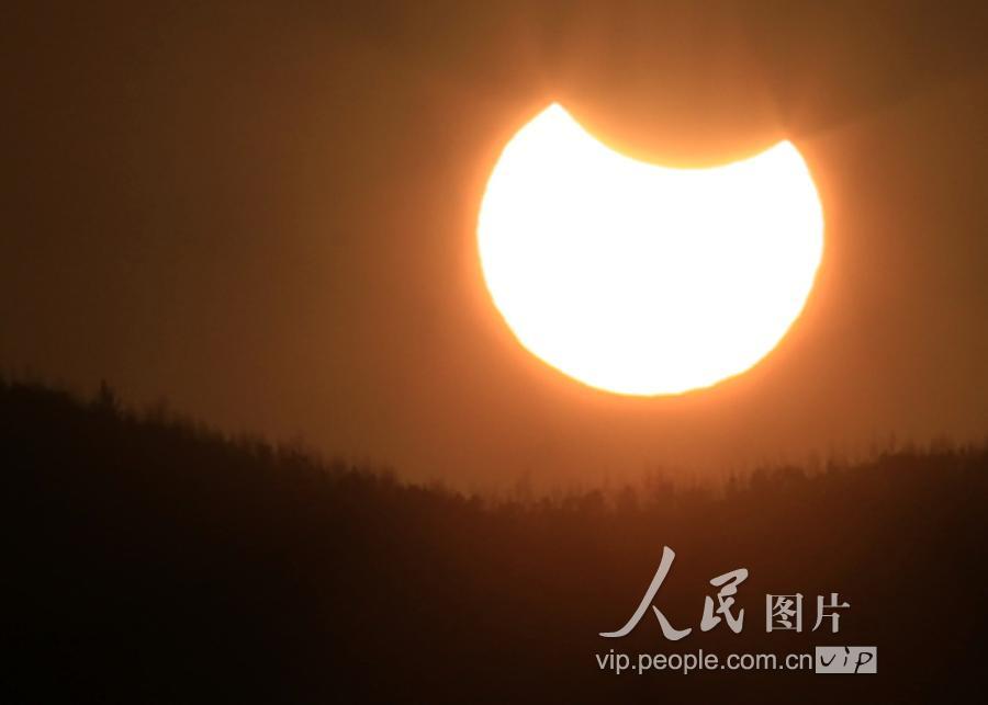 黑龙江大兴安岭天空现"带食日出"景观