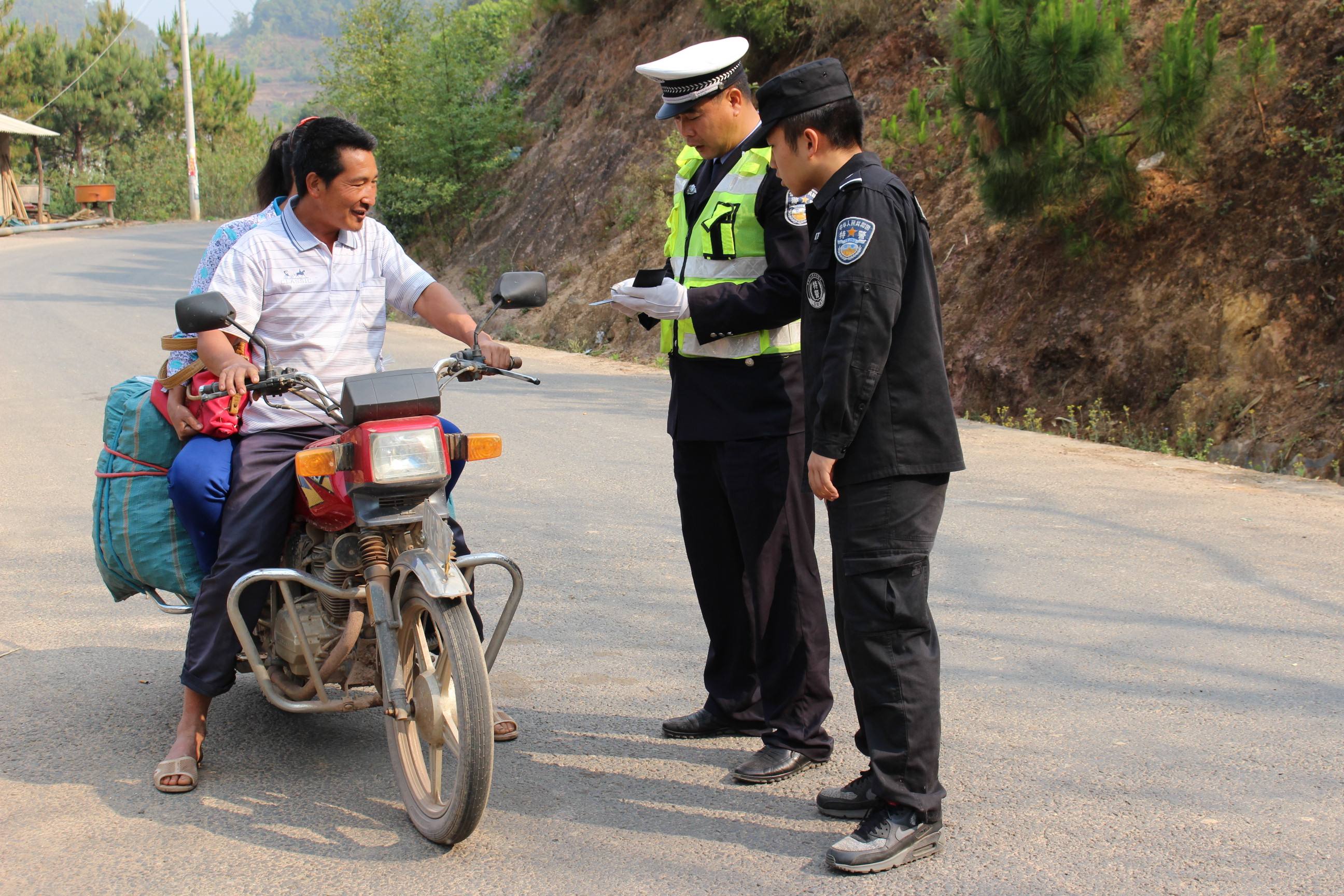 交警查摩托车图片图片