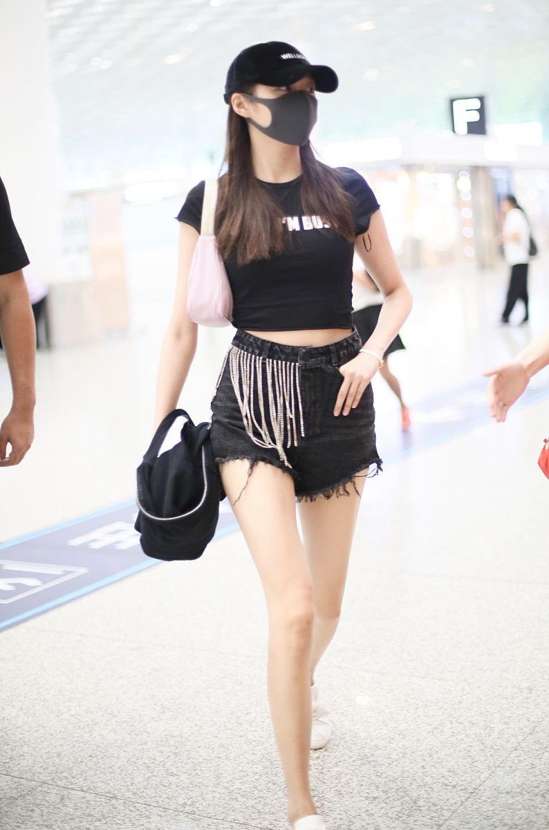 关晓彤街拍:字母露脐t恤亮钻流苏牛仔短裤 腋下包小白鞋大秀长腿