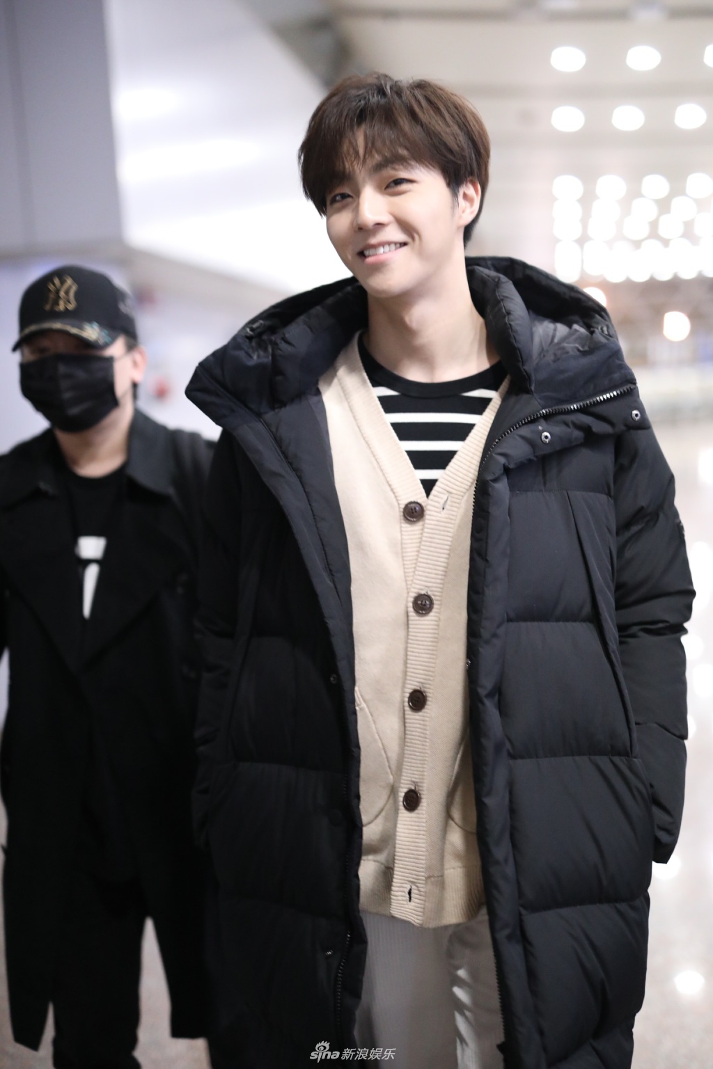 陈立农抿嘴浅笑少年感满分 穿毛衣开衫似隔壁帅气学长