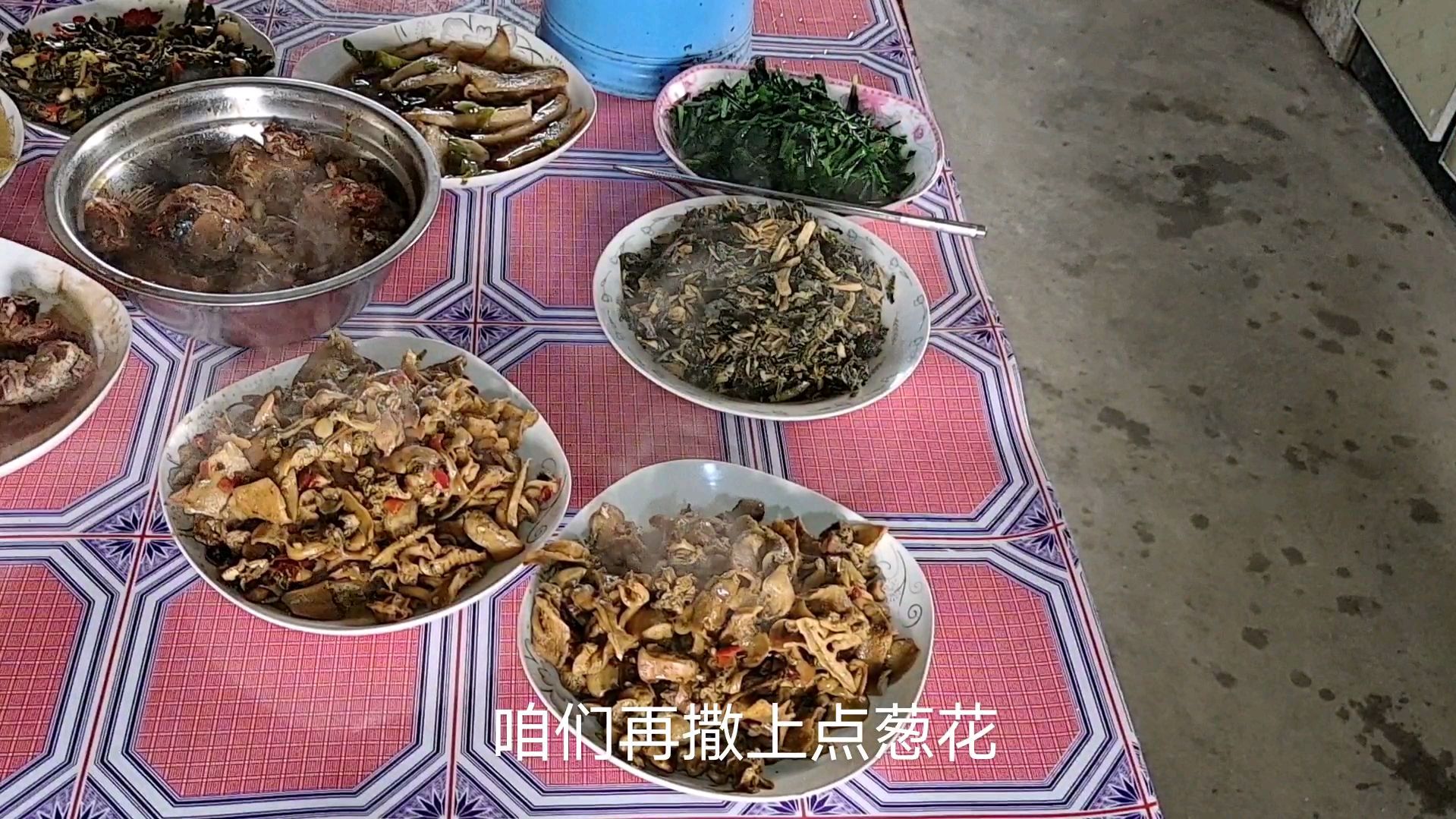 老爸负责杀河蚌,小伙负责烧,野生的河蚌味道就是鲜美