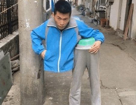 男子街头上演身体分离的魔术,众人都惊呆了,却遭到队友出卖!