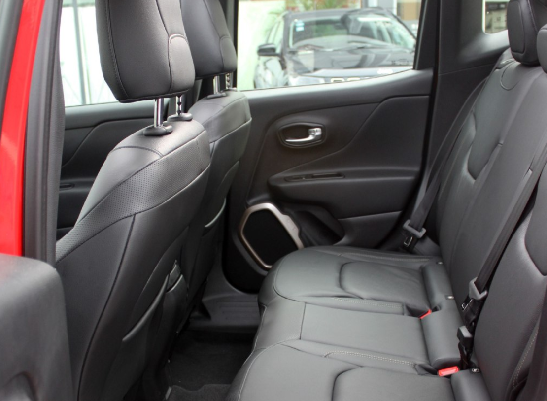 基本够用,主要还是自己开的多,对空间没太大要求,我一米七坐那里都