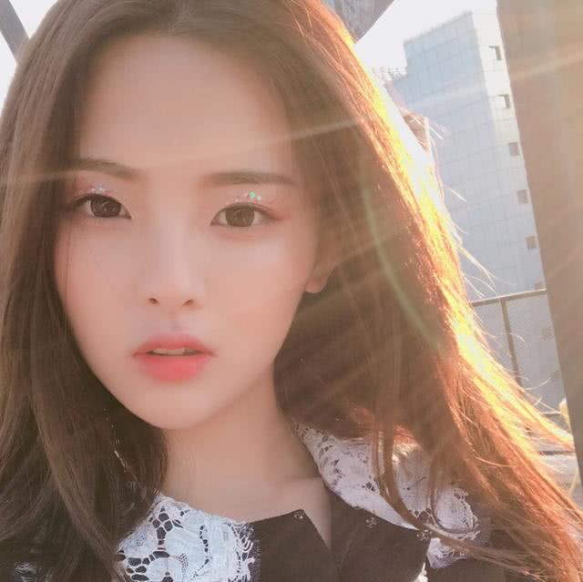 杨超越节目中闻袜子引争议,回应:我的脚比有些人的嘴和脑子干净