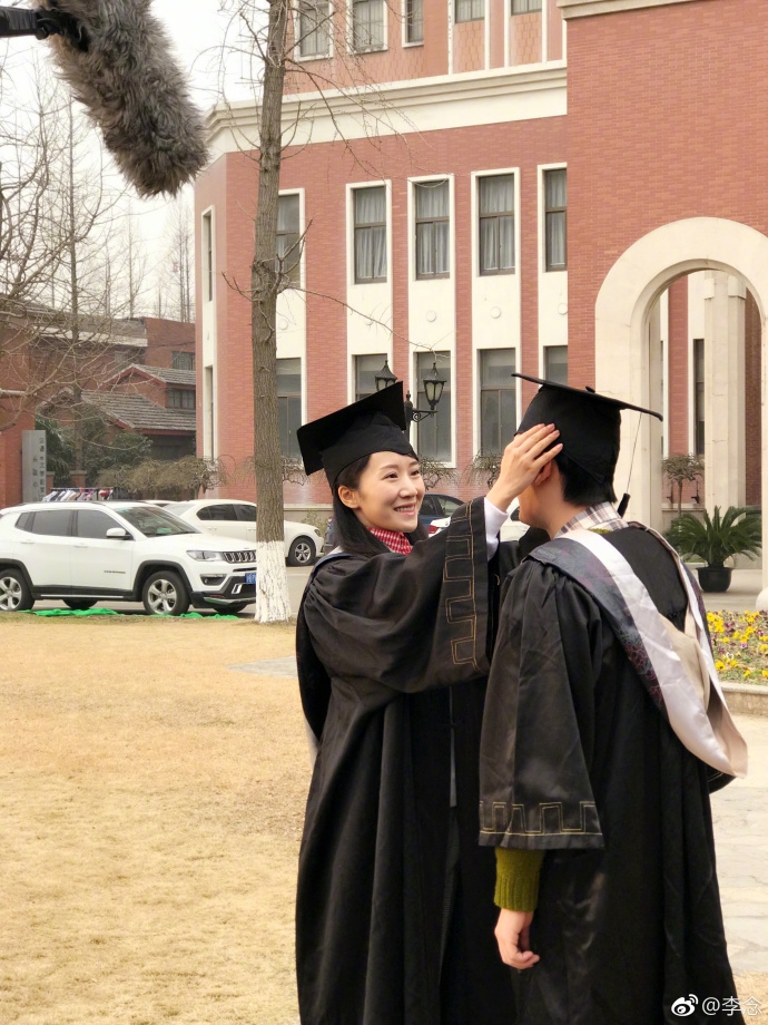 李念张博成同学?重返校园回味毕业时光超开心