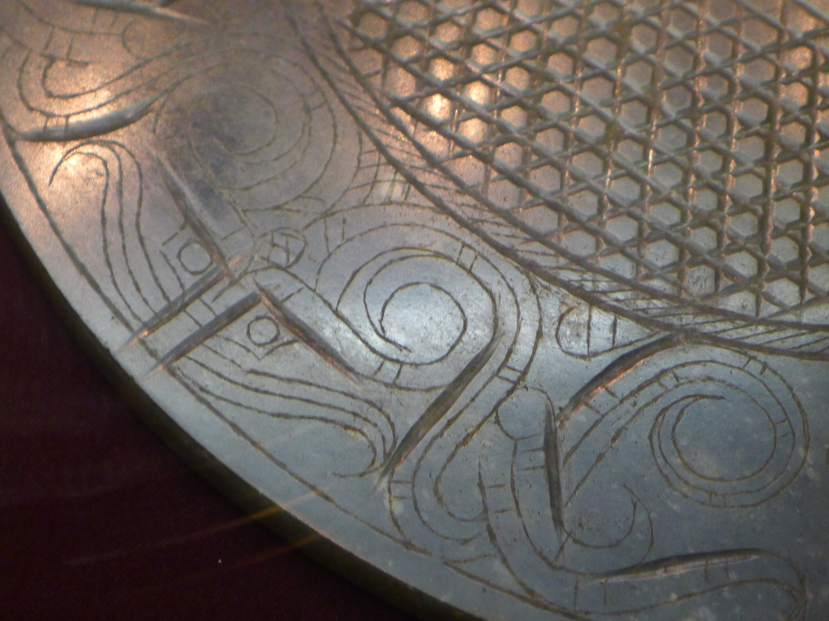 片切割痕迹打磨后的效果,清晰呈现在古玉表面.