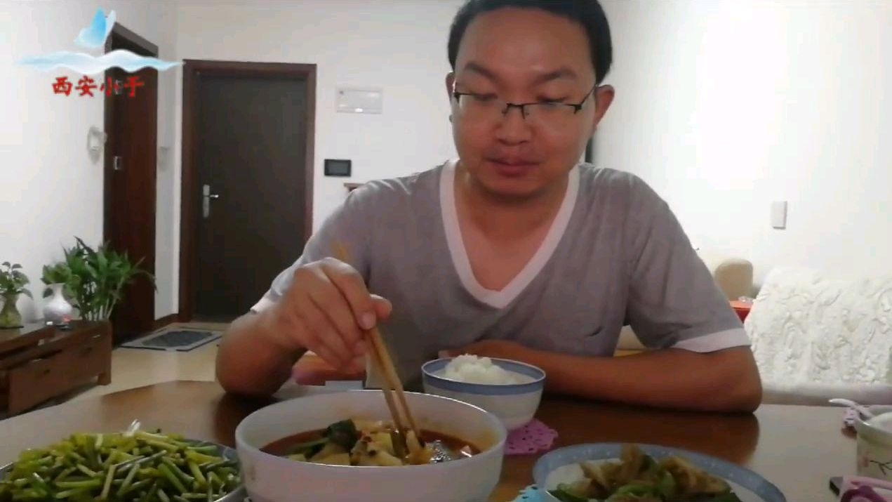 超市买的鲜活鲈鱼,今天西安小于在秦岭脚下吃红烧鲈鱼,麻辣可口