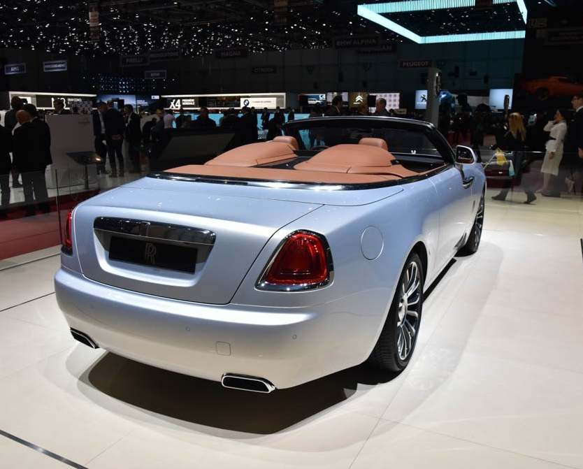 更具视觉冲击力,十分符合年轻人的口味,棱角分明,设计风格很吸引人