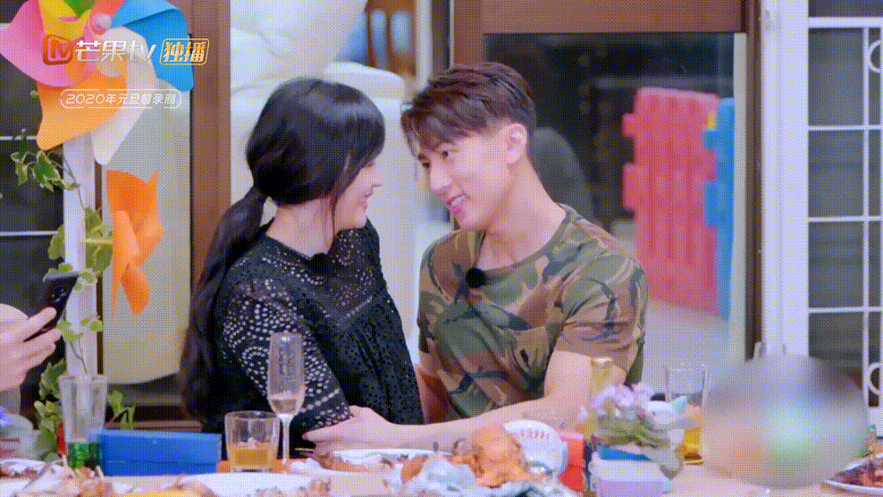 《婚前21天》林丽吟蒙眼给吴尊涂口红,吴尊撅嘴对老婆