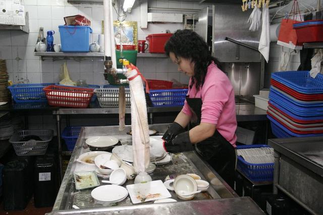 香港洗碗工都一万多工资了,为什么内地人不过去打工呢?