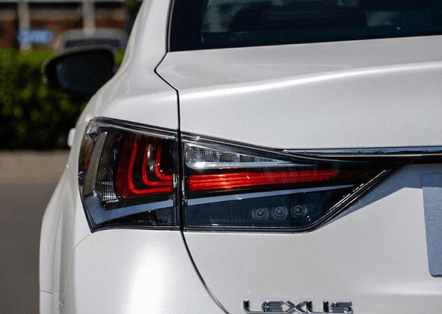 盘点最美尾灯,奥迪a8l炫出新高度,这台国产车比奔驰更美