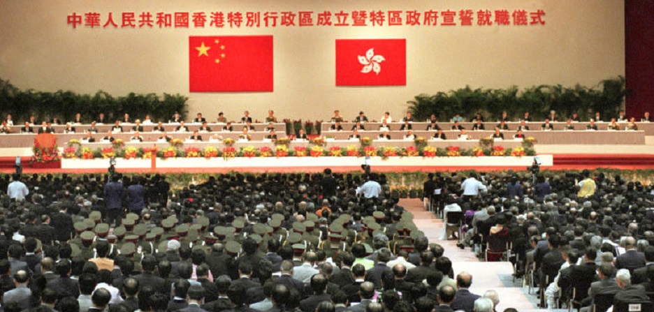 1997年7月1日,香港正式回归中国,中华人民共和国香港特别行政区成立暨