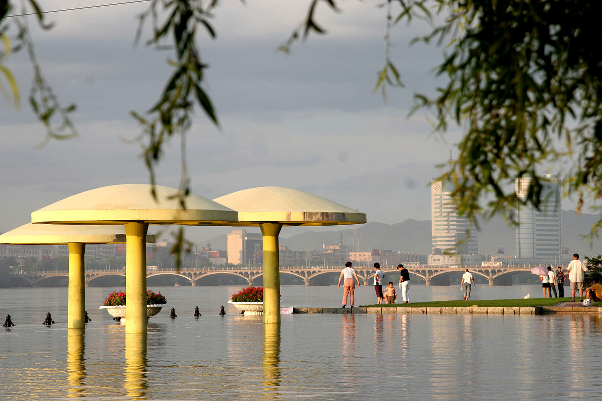 日月湖不仅是大自然的神奇之地,也是品尝美食和文化的好去处.