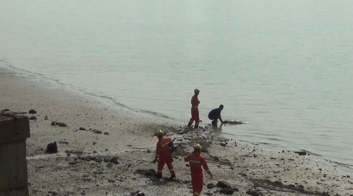 集美大桥突发!女子欲跳桥轻生!欠了一大笔债,和男友吵完架