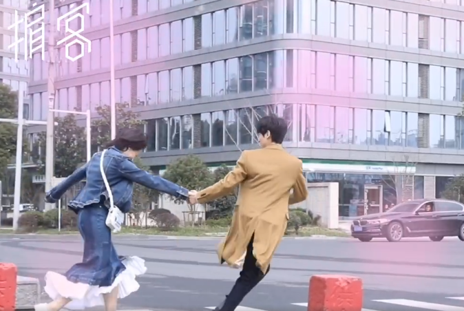 《掮客》预告花絮,罗云熙狂撩宋茜,两次脸颊吻过分甜蜜