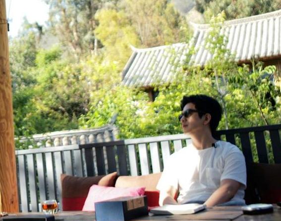 李健晒出自己的豪宅,不愧是清华毕业的才子,连装修也很有品位