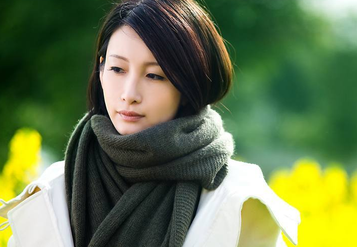 秦海璐和刘德华,叶德娴合作演出《桃姐》,该片入围威尼斯电影节并代表