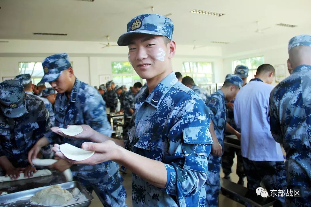 此次包包子活动,炊事班针对不同口味和饮食习惯的需求,准备了三种不同