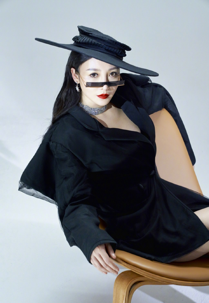 柳岩全黑look搭长靴大秀美腿 对镜捧脸眼神杀超a