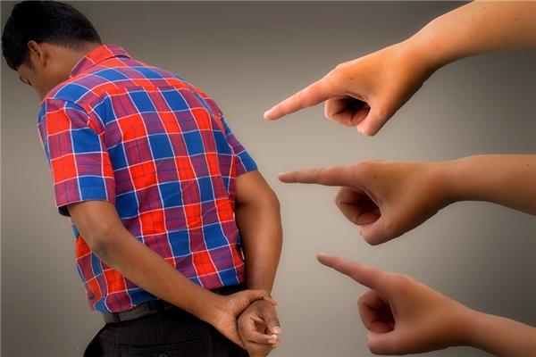 为什么不能用食指指人?不只是因为不礼貌,还有更深的寓意