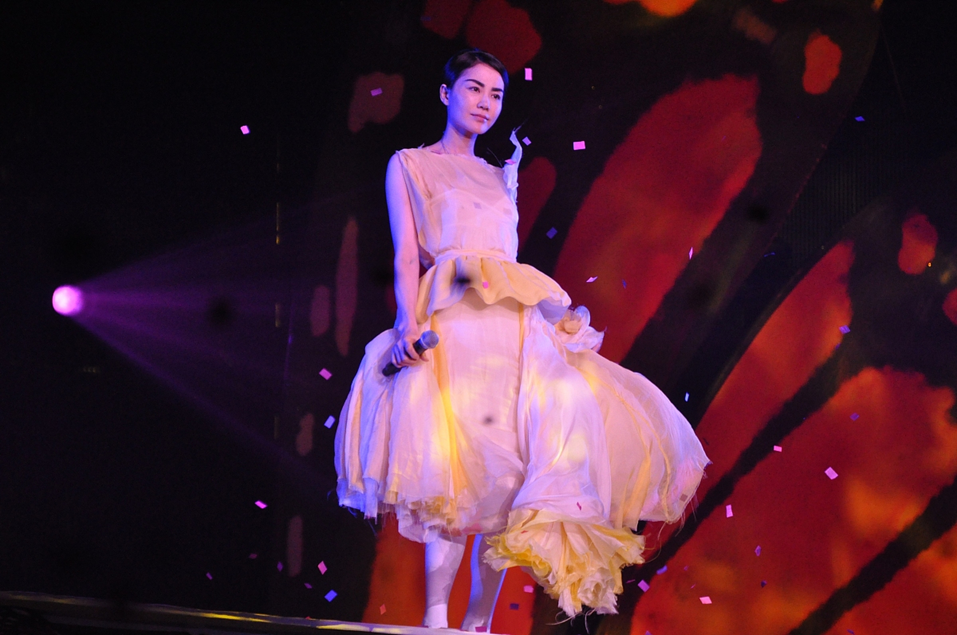 很多人说,王菲的《催眠》听起来天马行空,不知道歌词想表达什么.