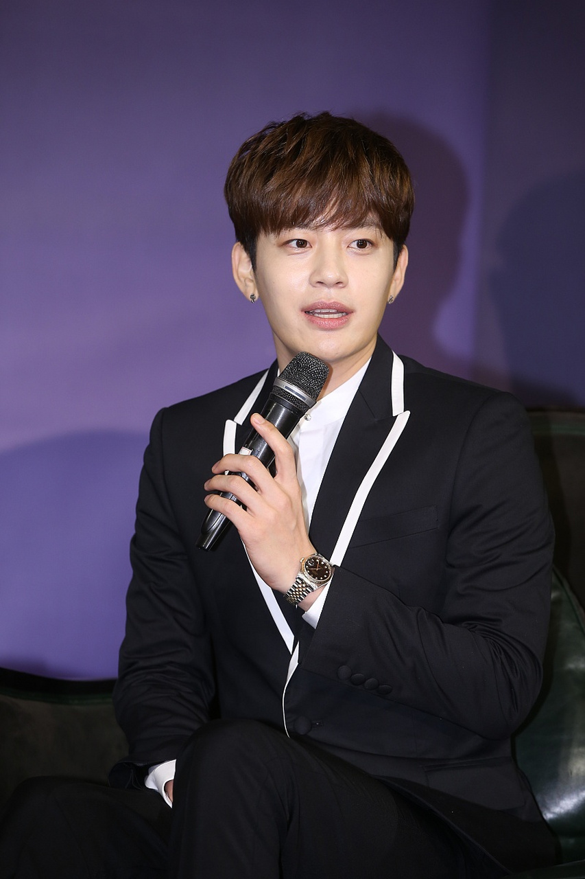 李多海宣布和崔东旭结束8年爱情长跑,将于5月举办婚礼.