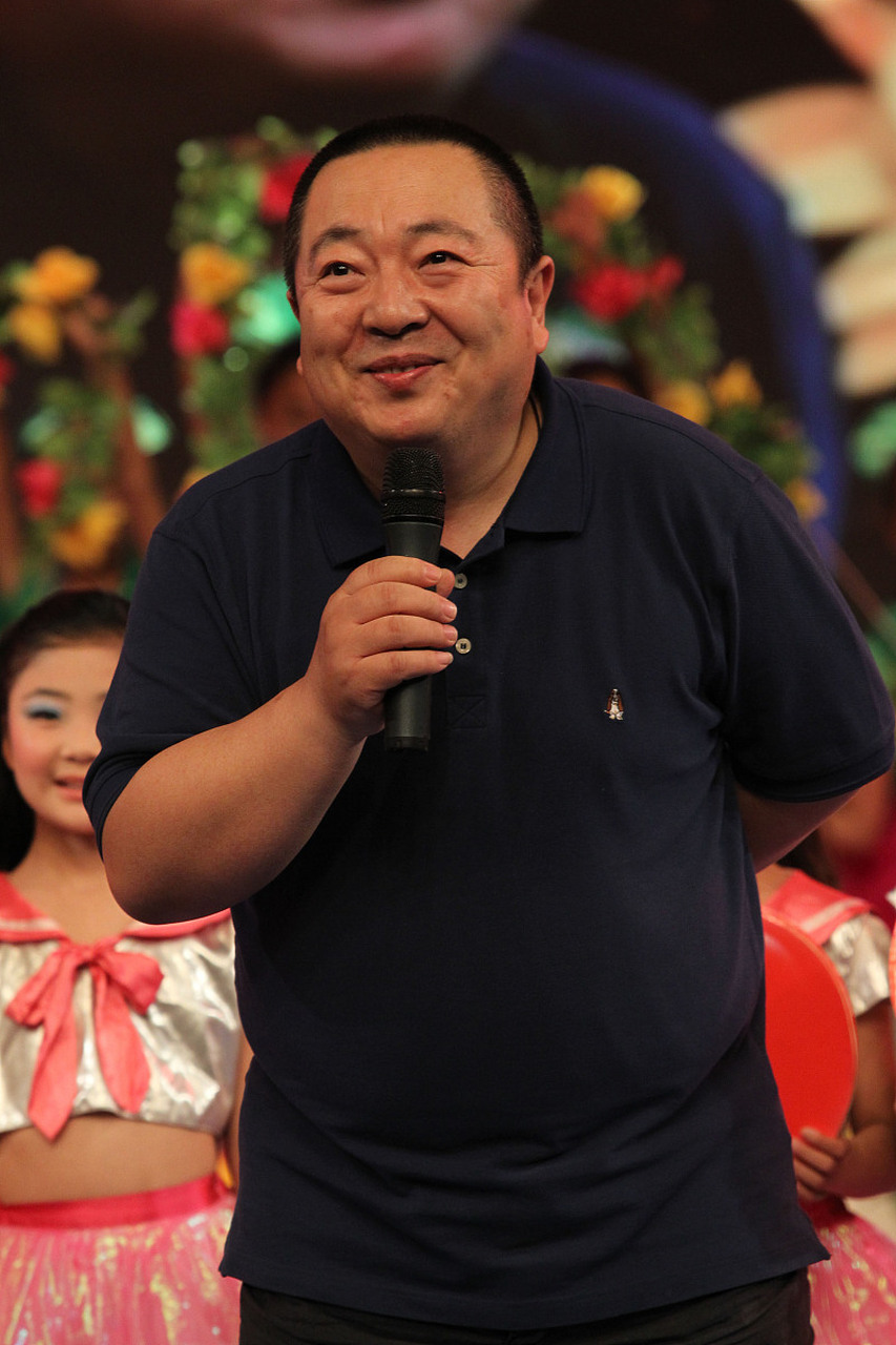 董浩,《大风车》的主持人,是许多人儿时记忆中的配音艺术家.