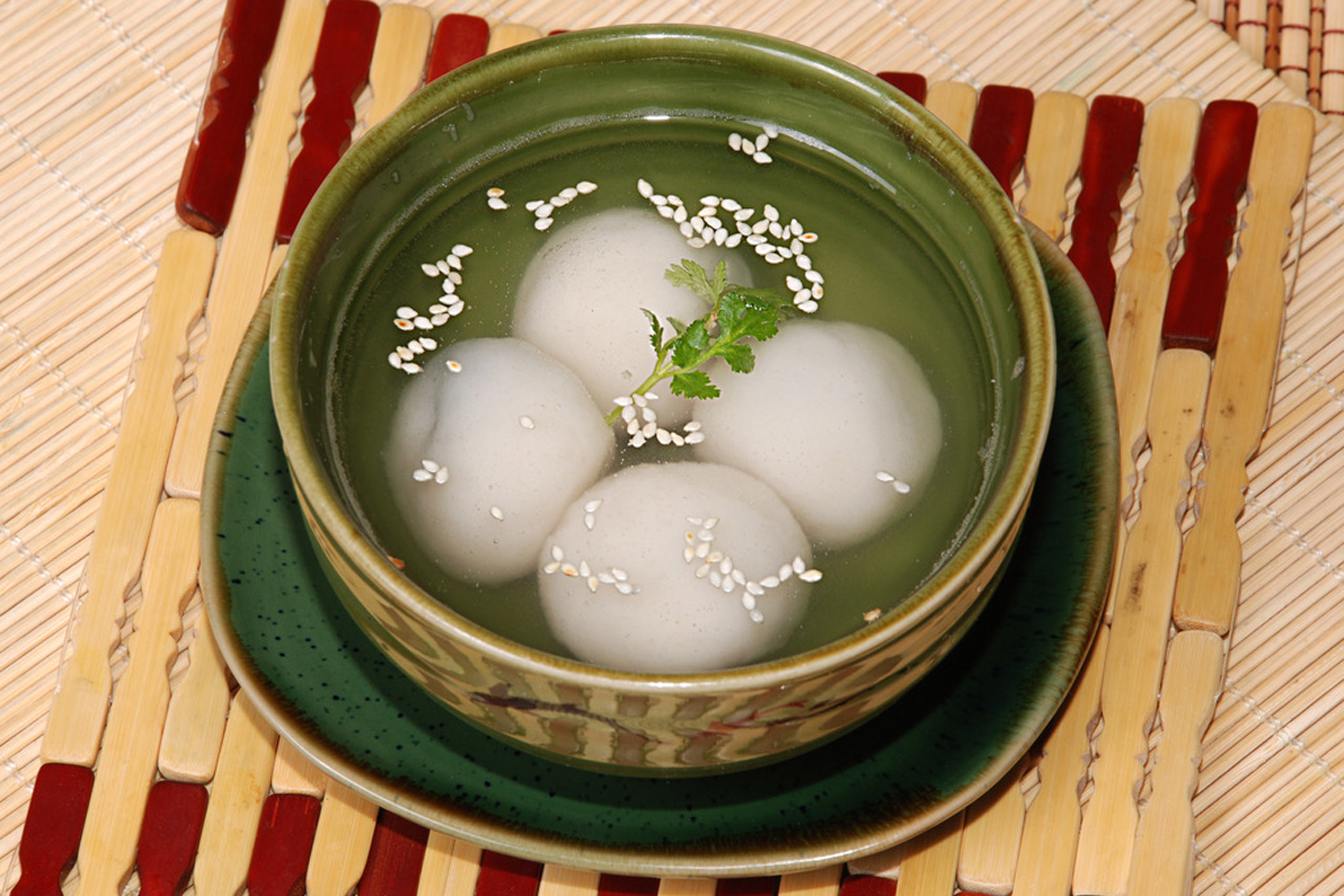 赖汤圆 菜品用料:糯米,灿米,芝麻,白糖 汤圆的用料都大同小异,可以