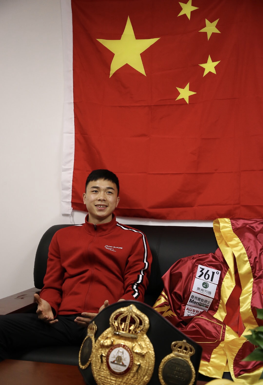 徐灿卫冕世界拳王创历史!一举动获赞霸气发声:中国有我,我能行