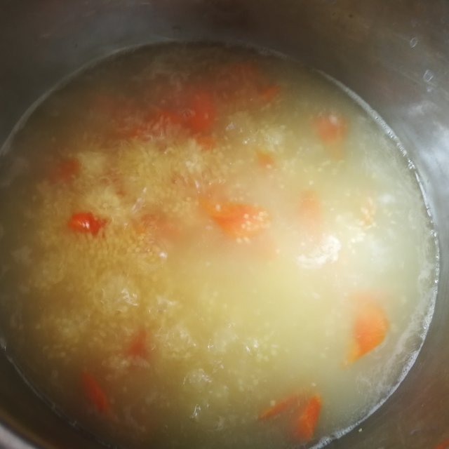 小白菜小米面条,煮出来的小米金黄诱人,炸了葱姜蒜油浇上去,香气扑鼻