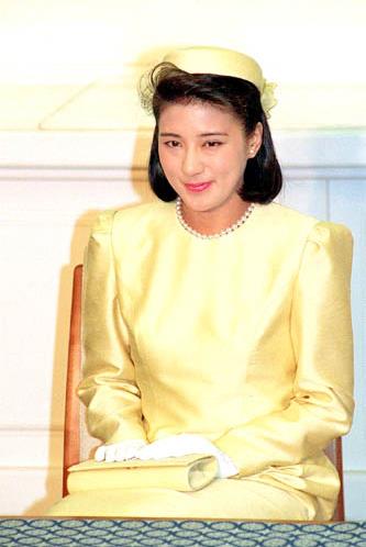 日本皇室订婚装,美智子傻白甜,雅子端庄大方,纪子却是一身黑?