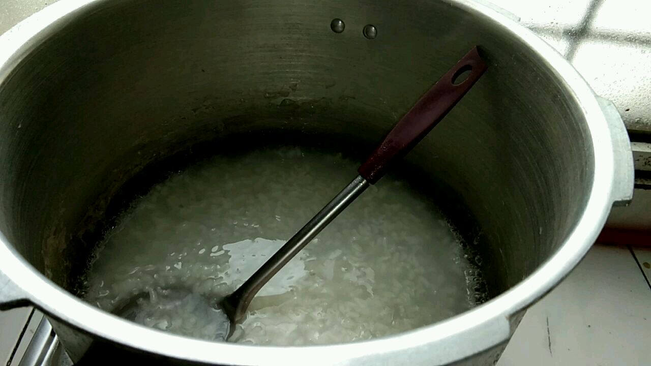 没出门的日子只能吃白粥