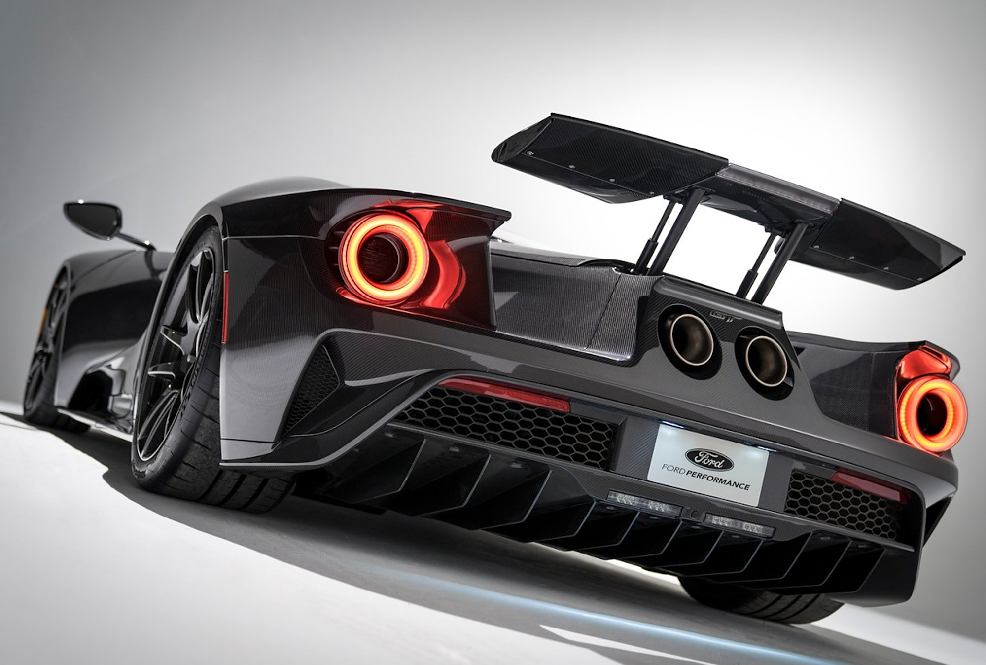 武装"黑武士":2020新款福特gt液态碳纤维版超跑亮相芝加哥车展