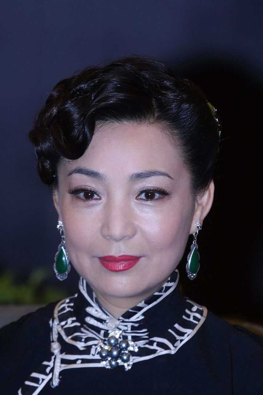 很多人熟悉戴春荣是从旧版《还珠格格》的皇后娘娘开始的,当时只要她