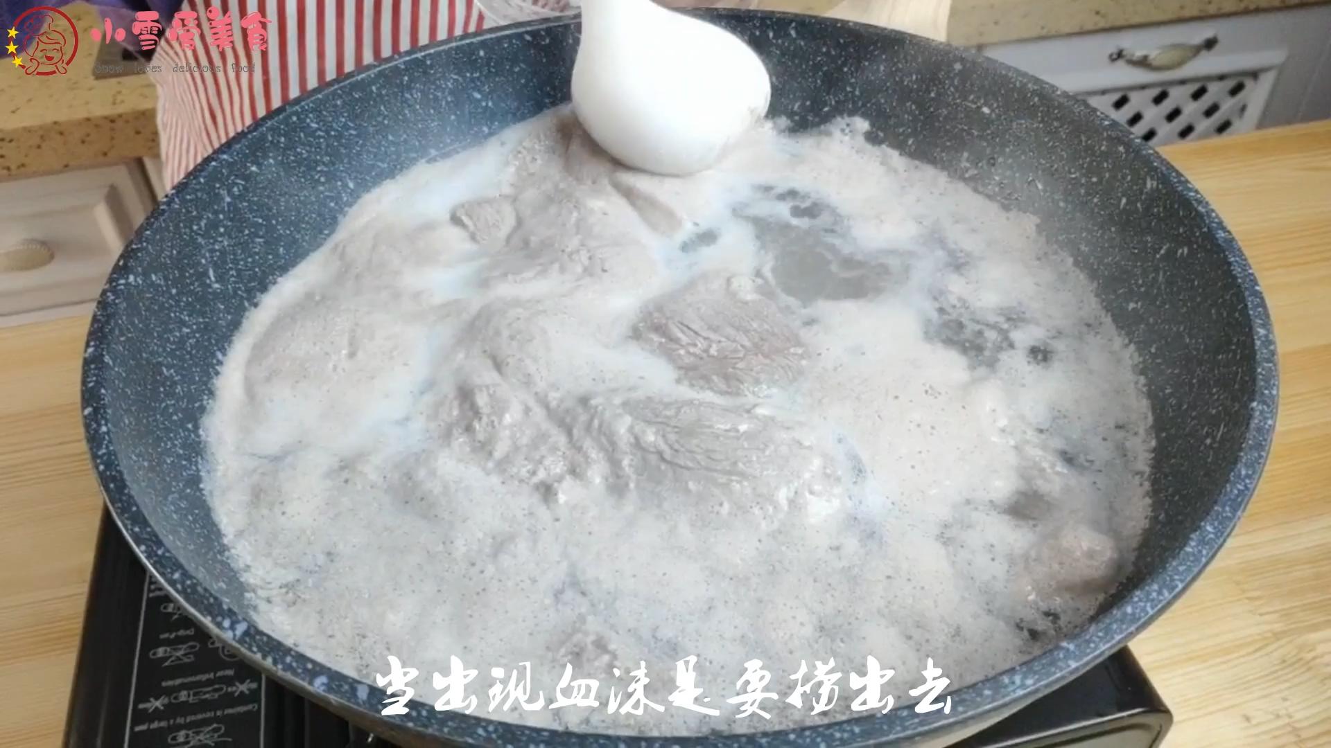 第二步,当水开,锅中出现血沫的时候捞出,在炖个30分钟就可以捞出了.