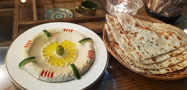 也门难民异乡遇真爱!女教师借练习室供避难,让中东菜飘香8千里