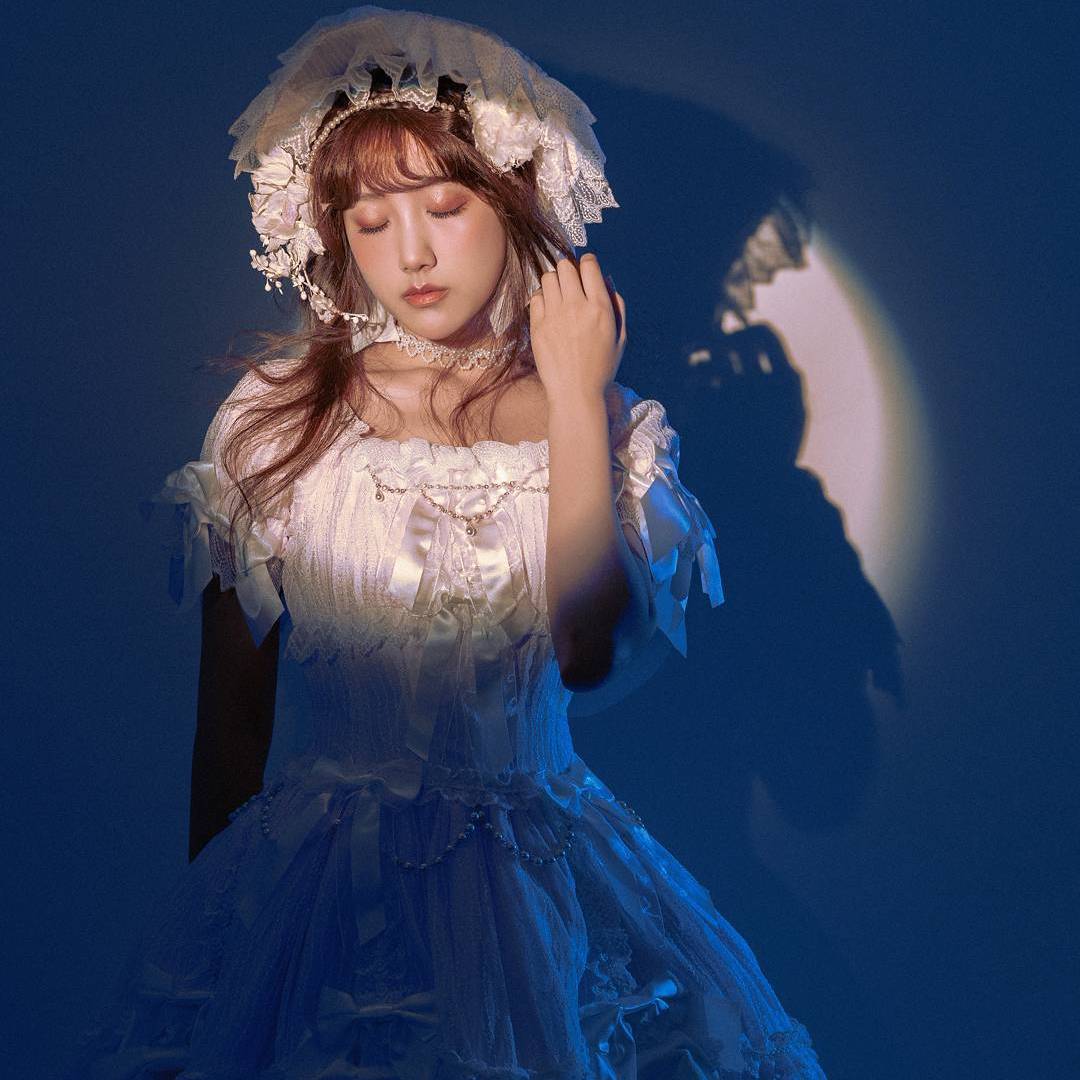 穿上洛丽塔洋装的李艺彤,将温柔与精致融为一体,让人过目不忘