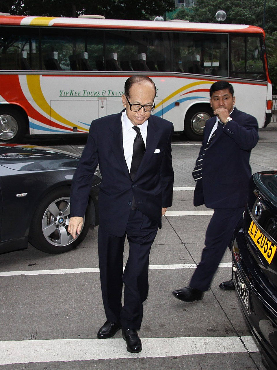 李嘉诚的父亲李云经因为1937年七七事变后日军轰炸潮州,冒着生命危险