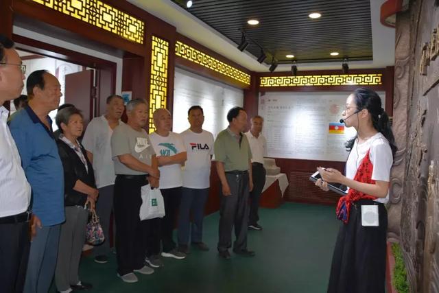 巨鹿县部分退休干部参观巨鹿中学新风貌