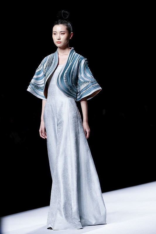 穿搭也同样需要别出心裁,最火最另类的时髦穿搭最吸睛