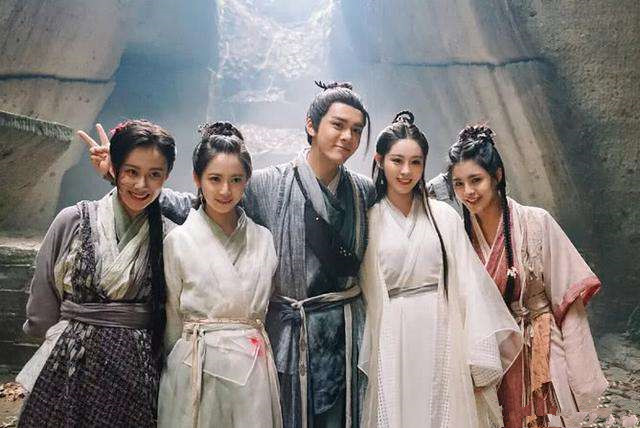 新《倚天》左手右手一个慢动作,张翠山面瘫,殷素素成网红脸