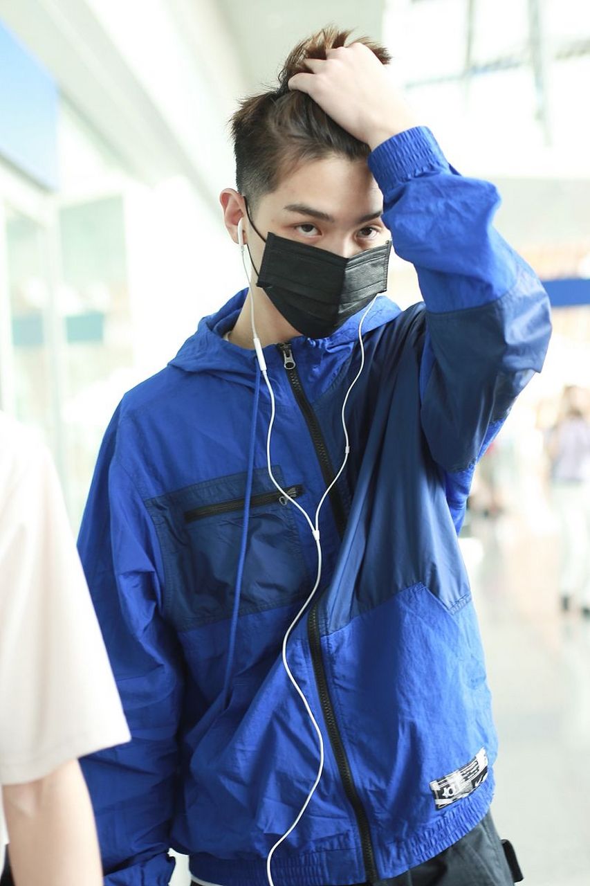 黄明昊给我一种男版宋雨琦的感觉,就怎么搞都是"小可爱".