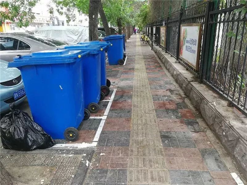 聚焦丨占路摆放 臭气熏天 这些路边垃圾桶煞风景