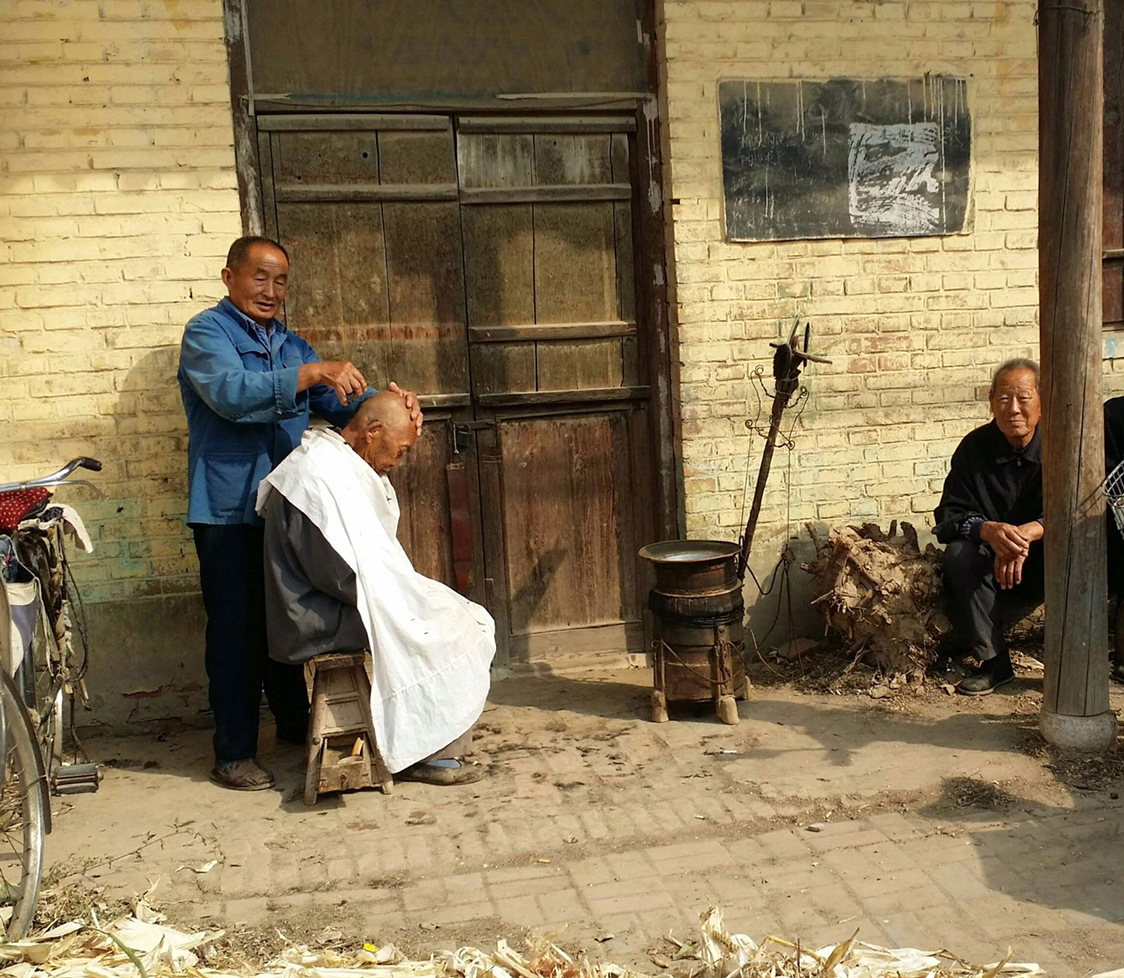 农村集市的剃头匠
