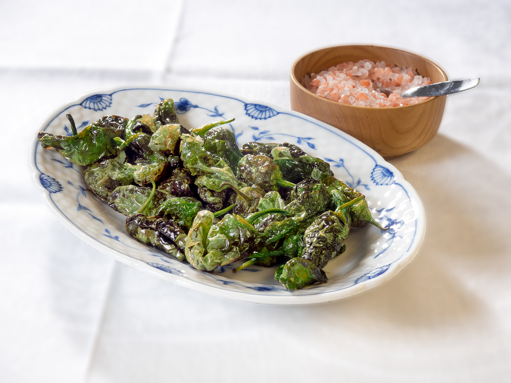 原料:橄榄菜,蒜片,蚝油,盐,花生油,鸡精.