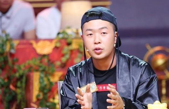 带你看看杜海涛的豪宅:家里餐桌非常独特,客厅还有真皮沙发