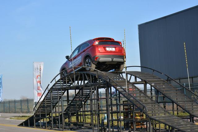 驼峰: 这个项目着重体验了广汽三菱奕歌的越野底盘,牵引力及通过性